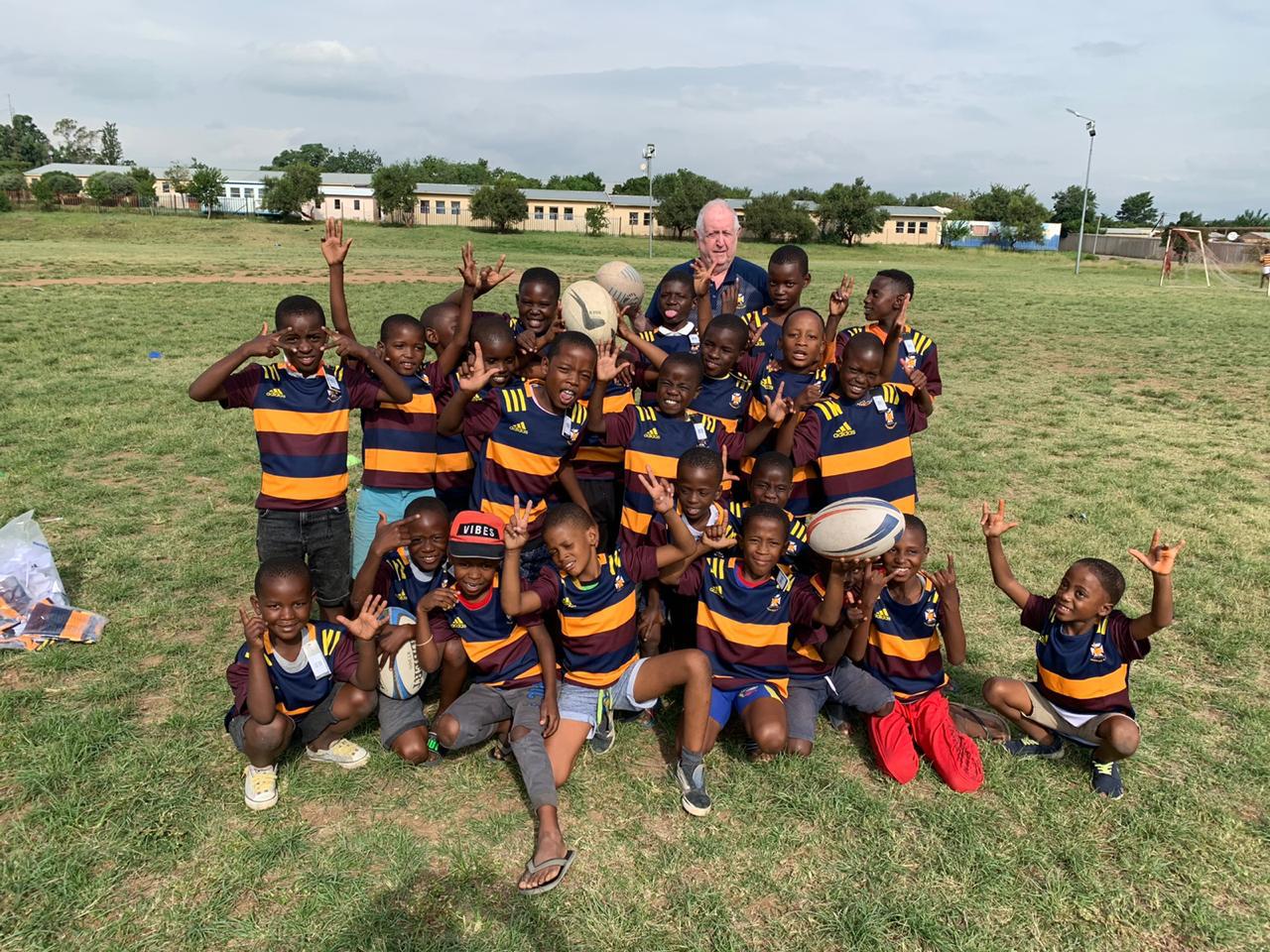 Jnr. Vice-Pres Padraic visits Jo’burg SA kids team / gifts set of our club jerseys!